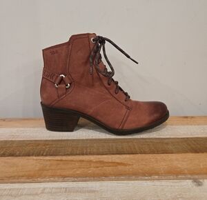 Teva Foxy Lace Up Waterproof Leather Boots Women's Size 9 Redwood Ankle Boots